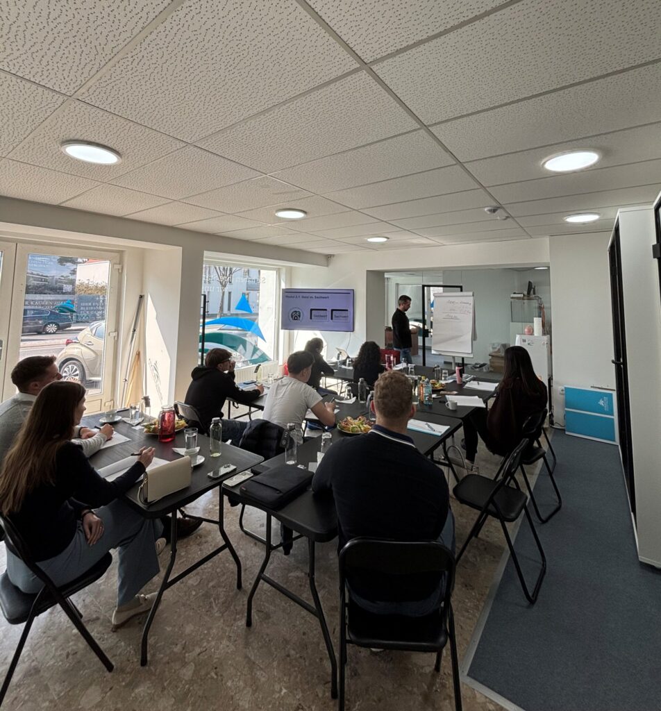 Finanzbildung für Jugendliche! 3 - AVESTICO Avestico Newsletter Kurs Finanzbildung fuer Jugendliche scaled e1773909167133 - AVESTICO